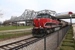 PESI, led by the 513, rolls north under the I-74 bridge